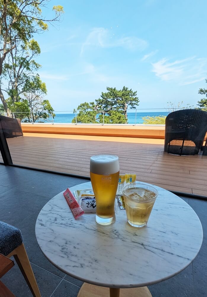 ラウンジはビールなどのお酒もおつまみも食べ放題・飲み放題