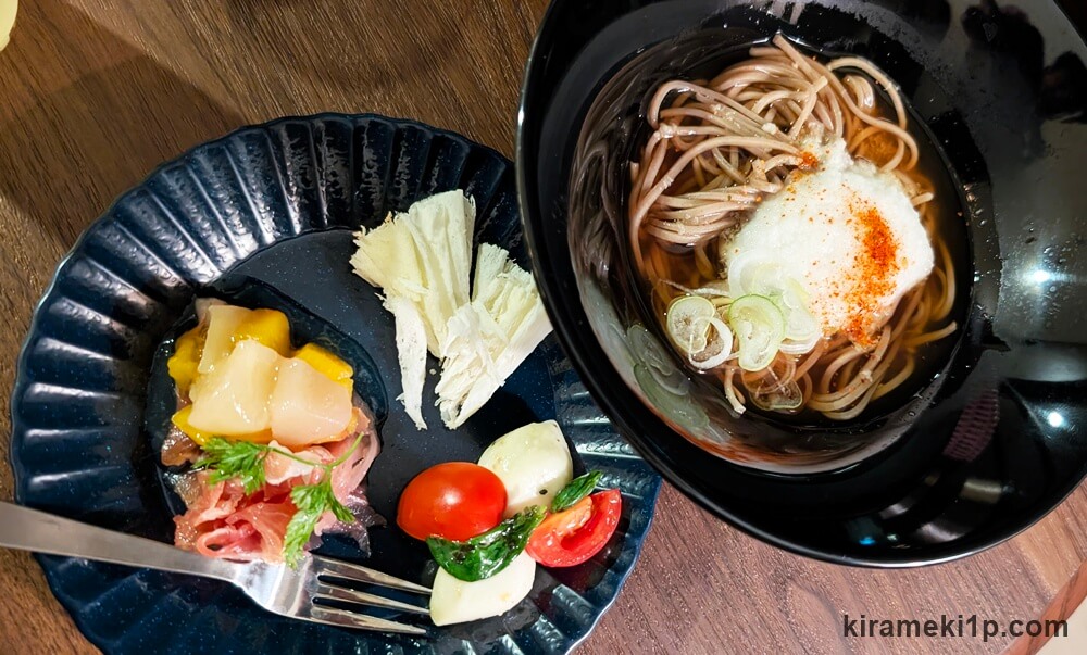 夜のラウンジで夜食＆お酒飲み放題